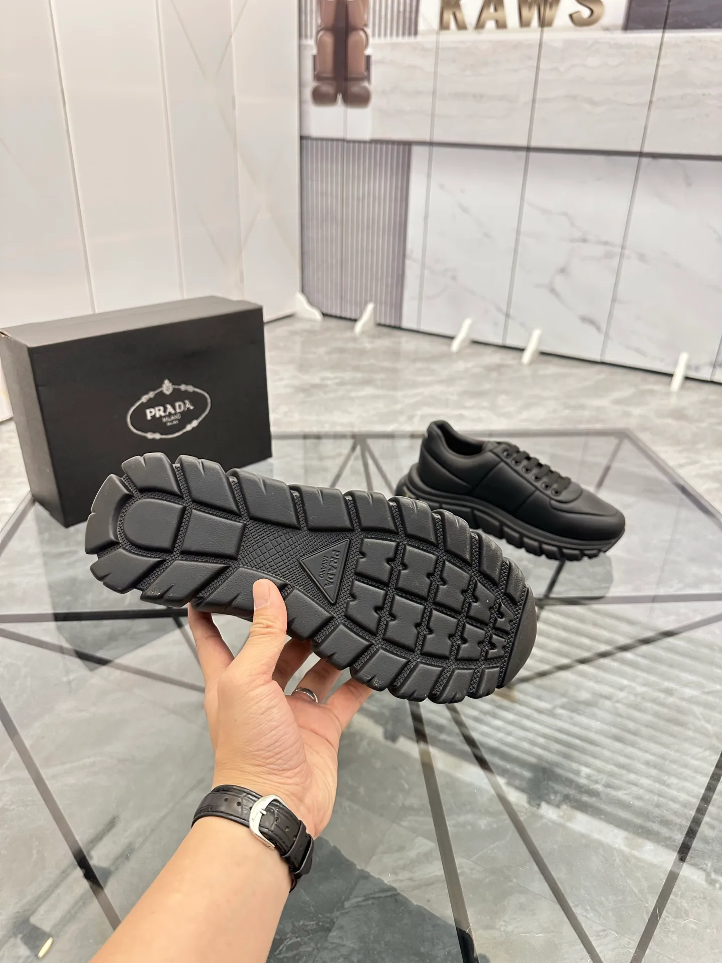 Men's shoes: 💰P460¥ Product trademark: Prada *"Prada*" low-top casual shoes Regular size: 38-44 (can be customized to 45.46) Product materials: imported cowhide upper, sheepskin lining, original outsole. Number: 835